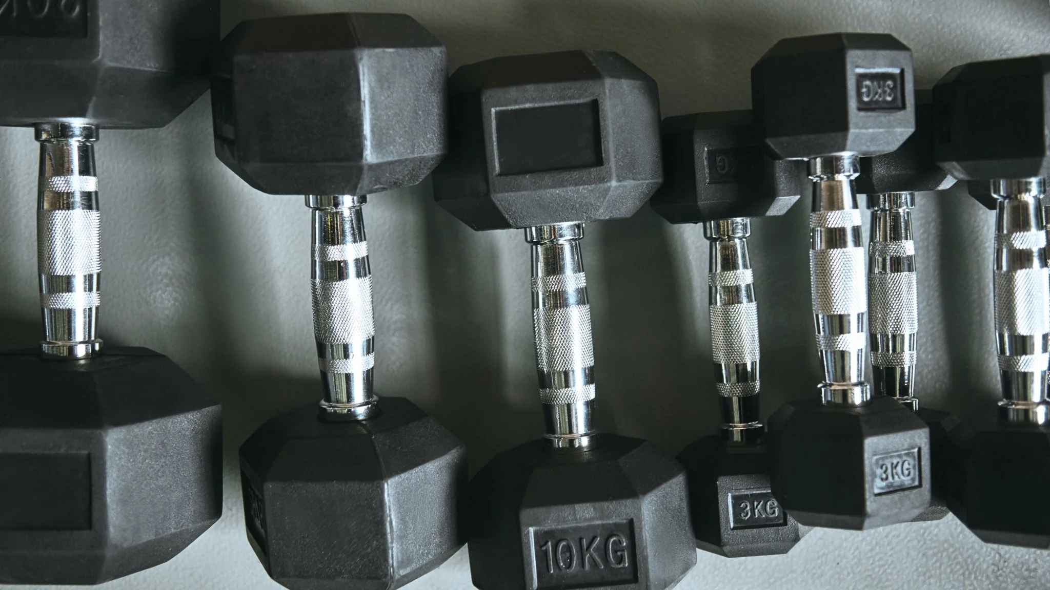 Commercial Hex Dumbbell Set (5kg–30kg) + 3-Tier Dumbbell Rack - Image 3